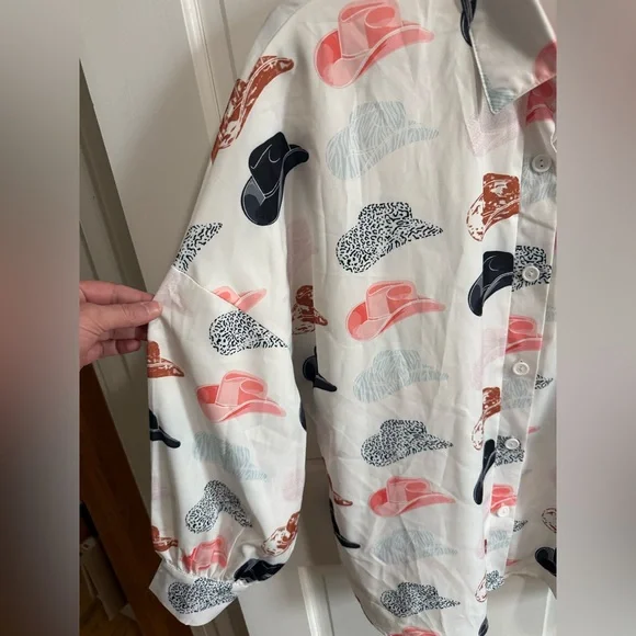 Boutique Women’s White Cowboy Hat Print Button-Down Shirt Medium - Picture 3 of 8